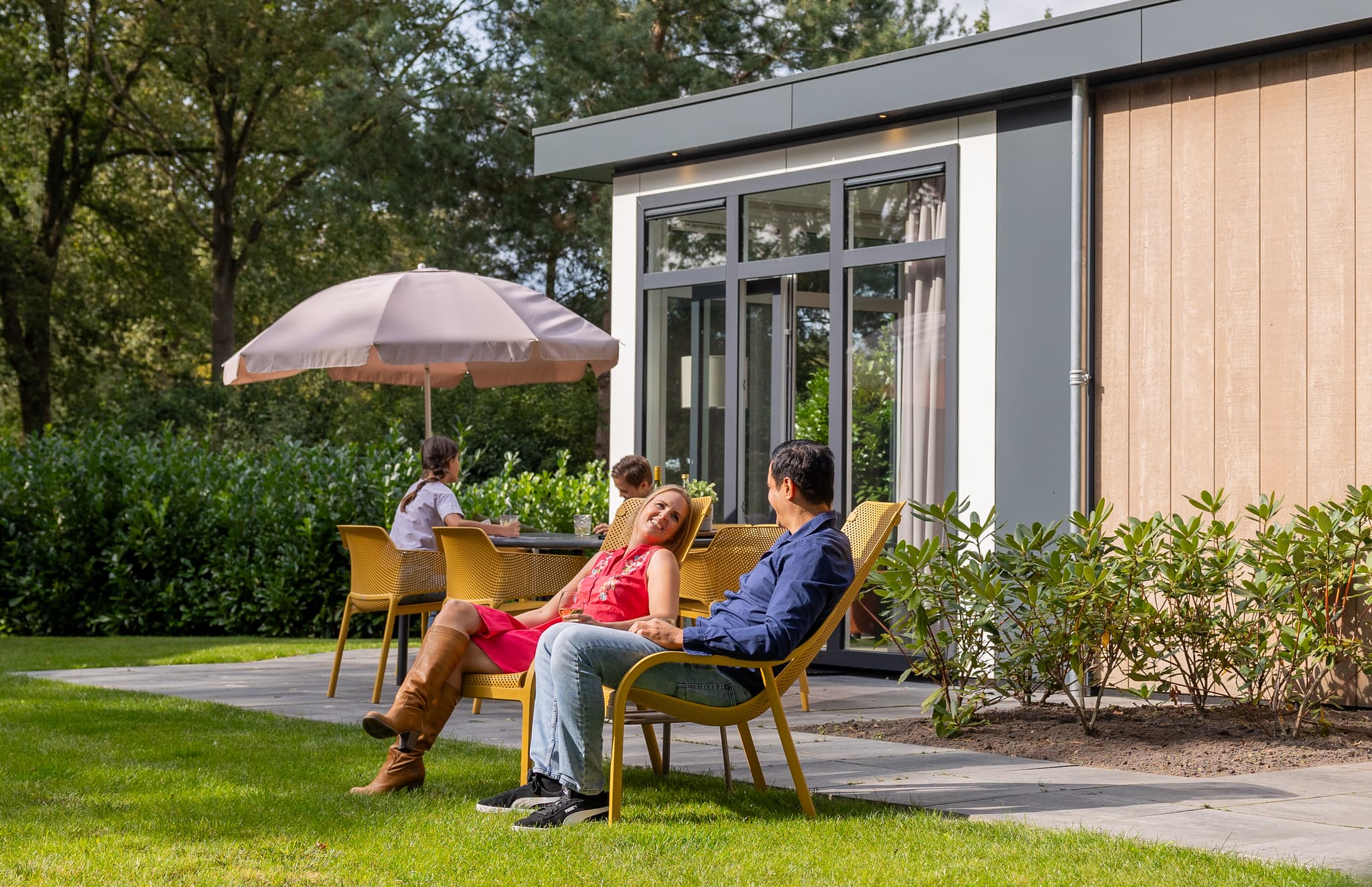 Gezin aan het genieten tijdens hun vakantie in Drenthe op Vakantiepark Westerbergen